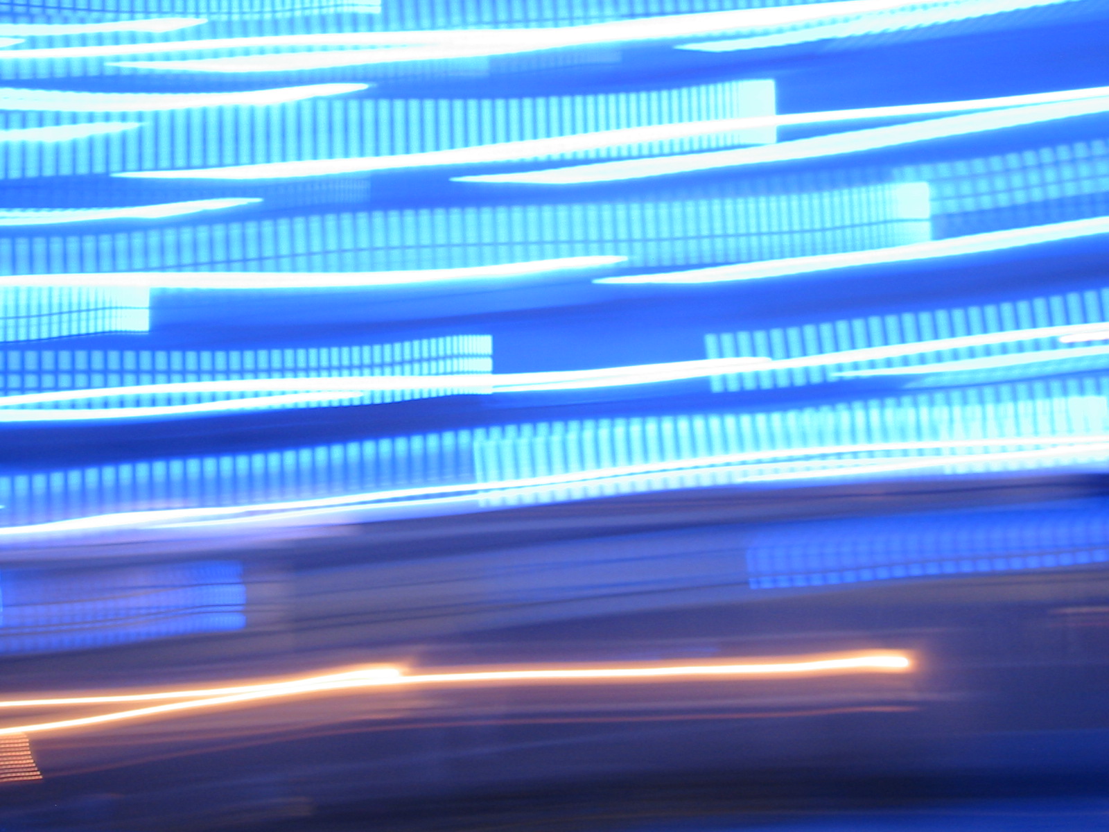 Blaue Lichtimpressionen verwischt aus der Bewegung