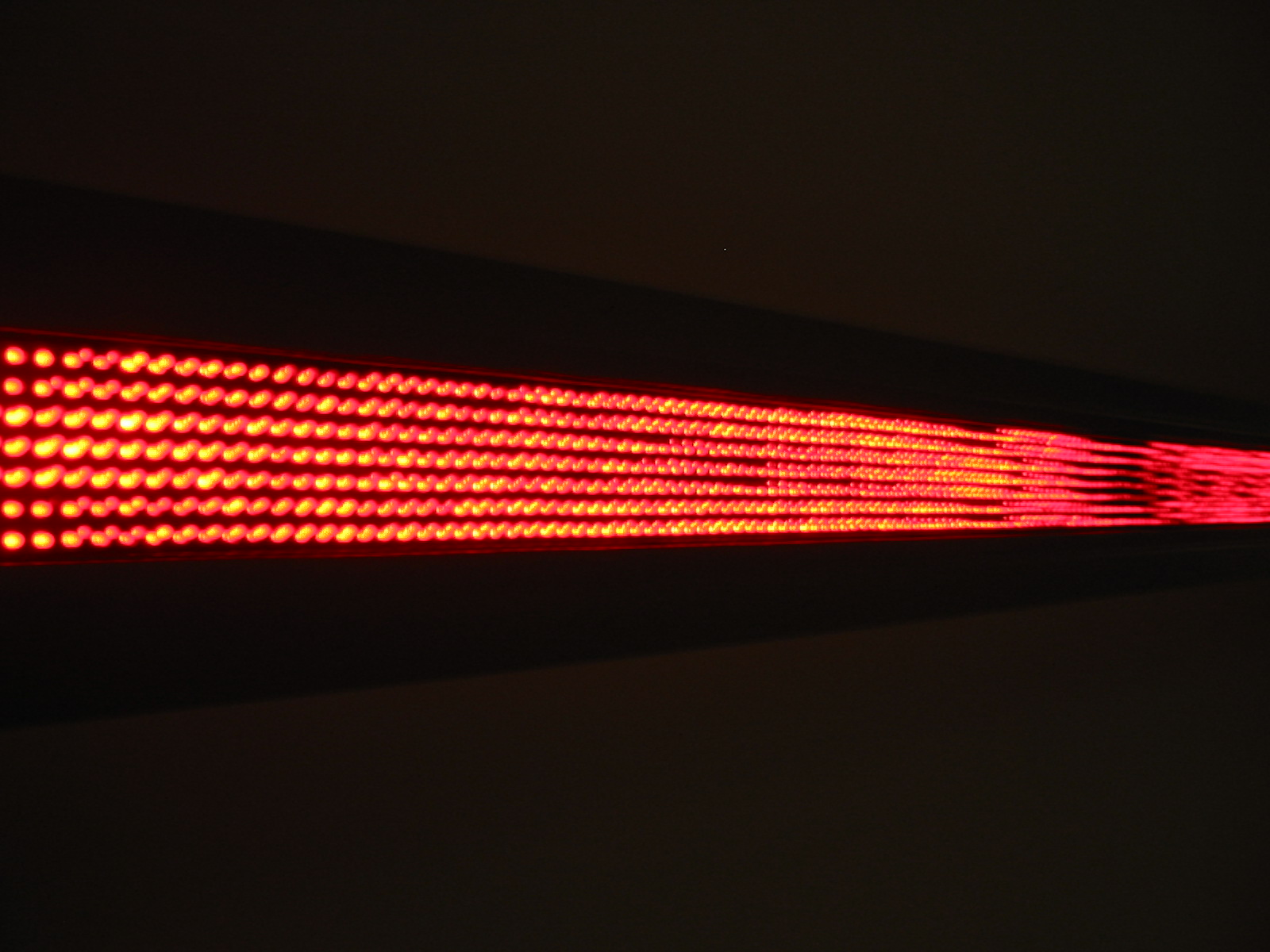 rote Lichtleiste in Dunkelheit